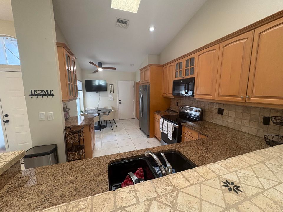 For Rent: $4,300 (2 beds, 2 baths, 1722 Square Feet)