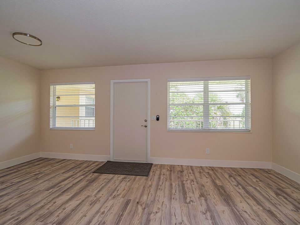 For Sale: $120,000 (1 beds, 1 baths, 750 Square Feet)