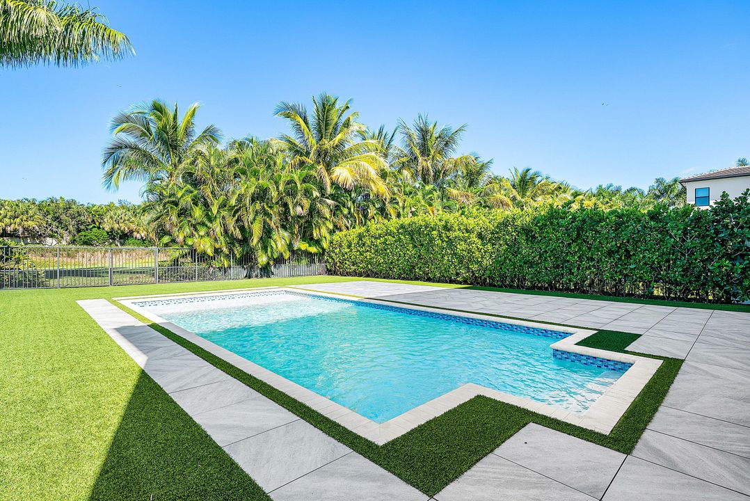 For Sale: $3,499,000 (5 beds, 6 baths, 5332 Square Feet)