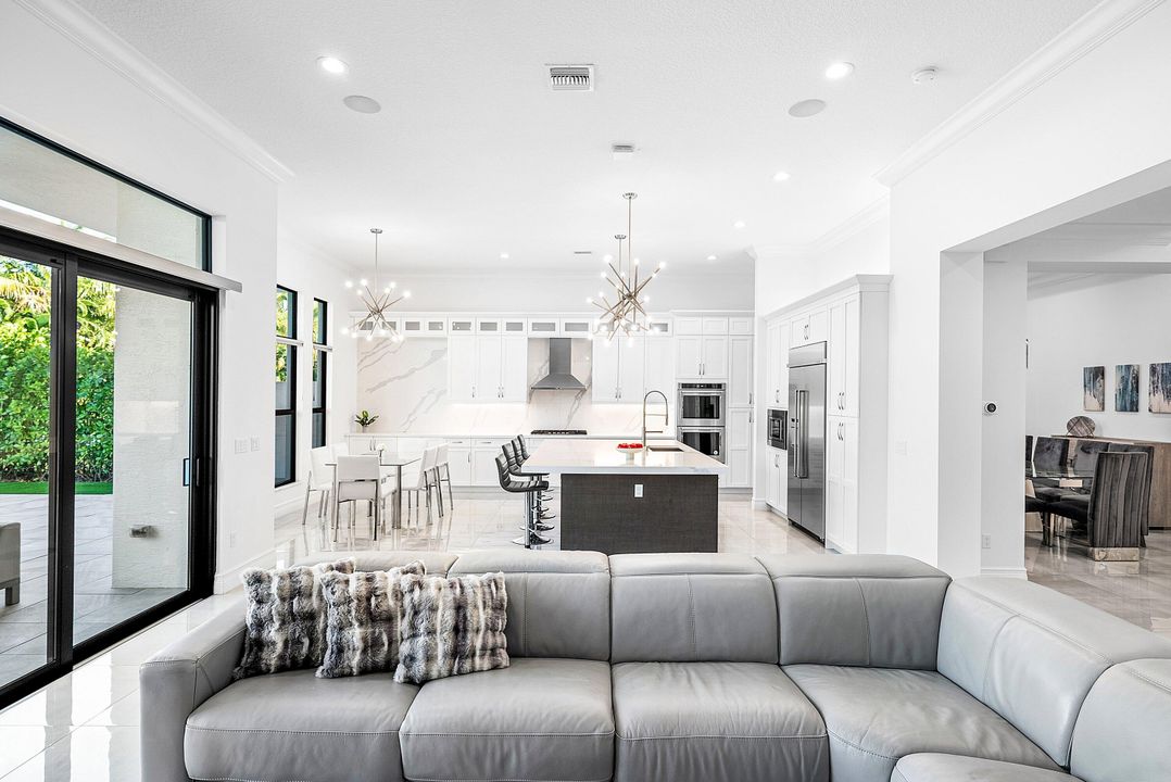 For Sale: $3,499,000 (5 beds, 6 baths, 5332 Square Feet)