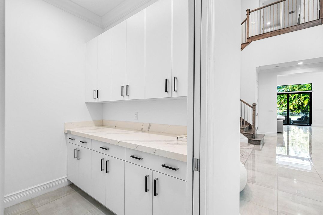 For Sale: $3,499,000 (5 beds, 6 baths, 5332 Square Feet)