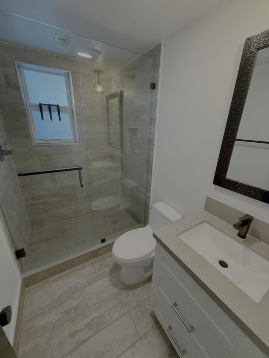 Active With Contract: $2,000 (1 beds, 1 baths, 700 Square Feet)