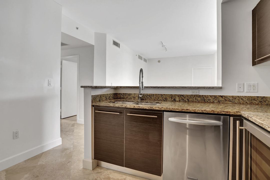 出租: $5,500 (2 贝兹, 2 浴室, 1582 平方英尺)