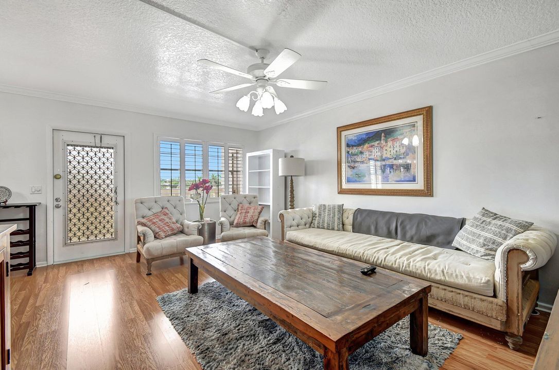 For Sale: $179,999 (2 beds, 1 baths, 861 Square Feet)