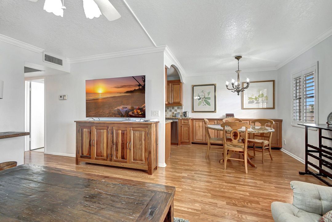 For Sale: $179,999 (2 beds, 1 baths, 861 Square Feet)