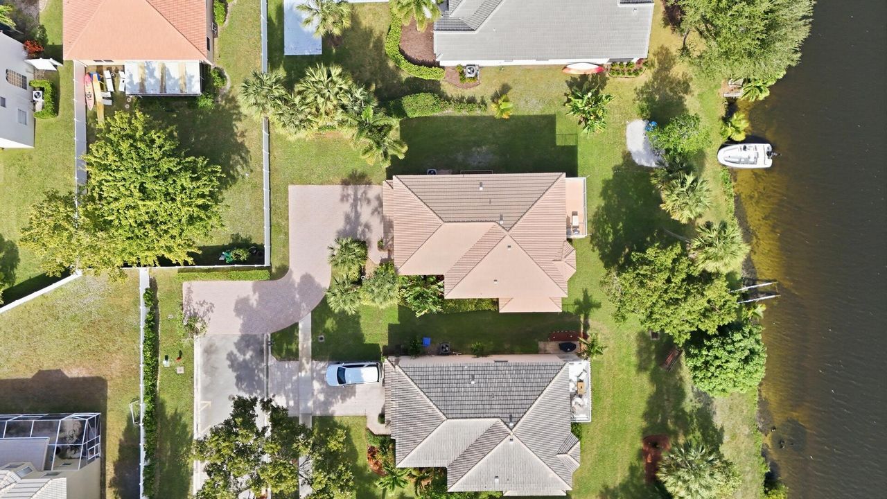 For Sale: $650,000 (5 beds, 2 baths, 2778 Square Feet)