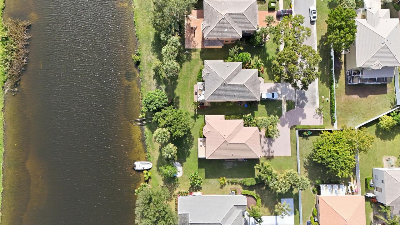 For Sale: $650,000 (5 beds, 2 baths, 2778 Square Feet)