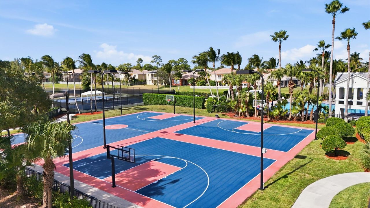 For Sale: $650,000 (5 beds, 2 baths, 2778 Square Feet)