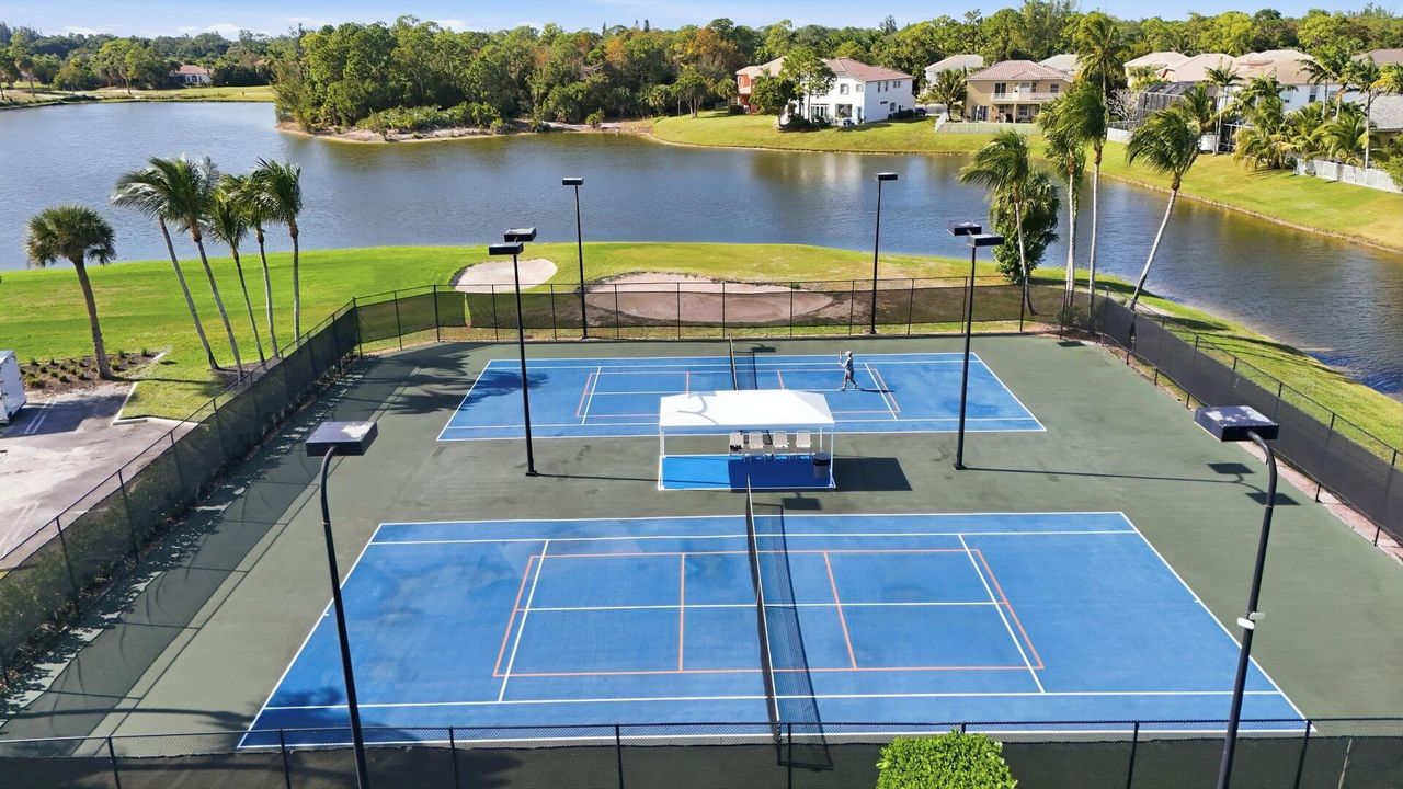 For Sale: $650,000 (5 beds, 2 baths, 2778 Square Feet)