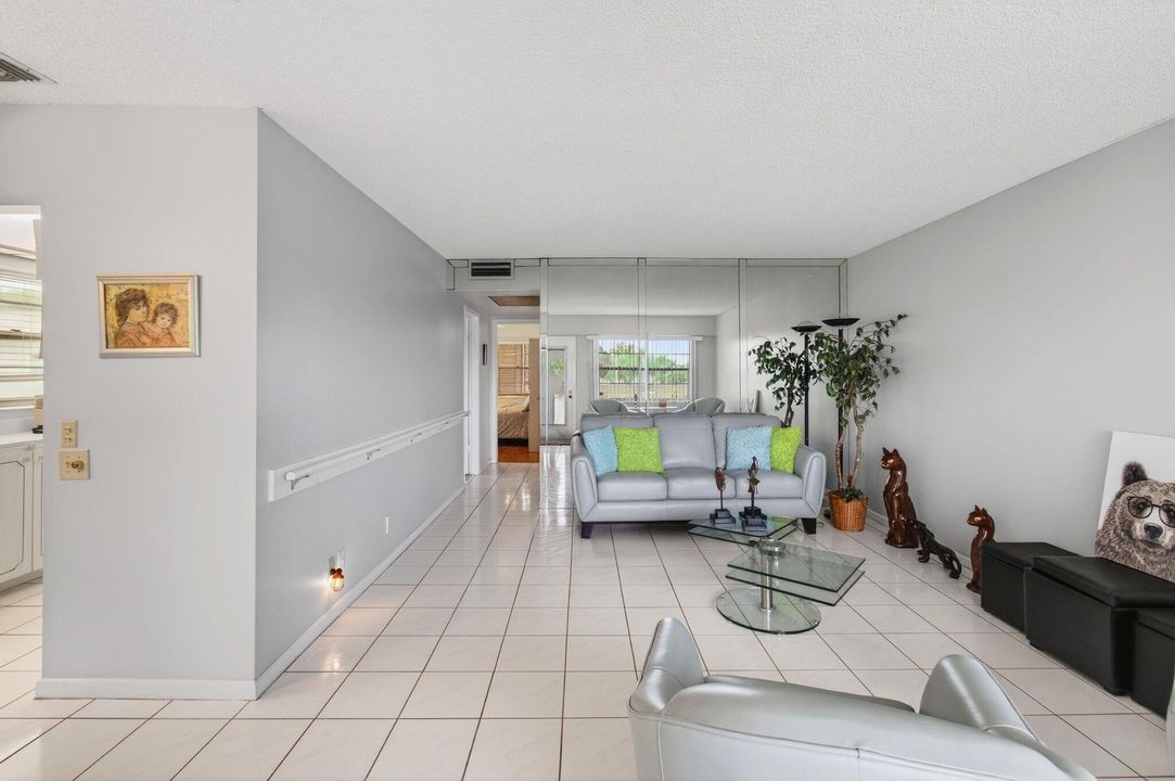 待售: $99,000 (2 贝兹, 1 浴室, 840 平方英尺)