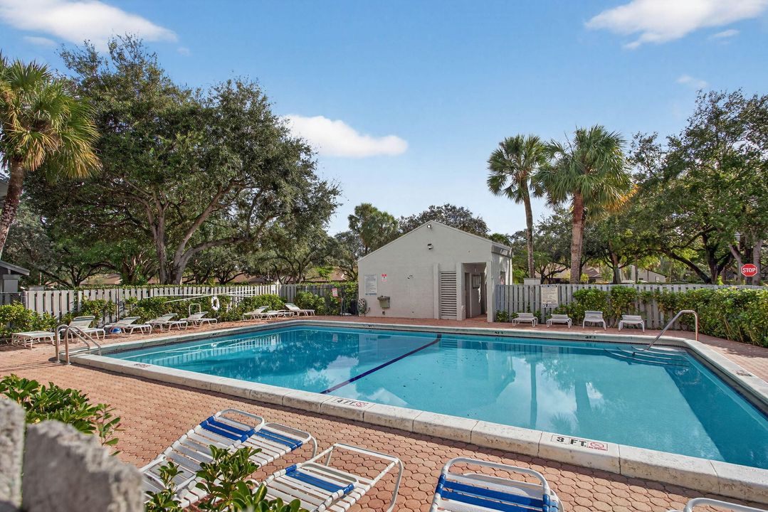 For Sale: $280,000 (2 beds, 1 baths, 1060 Square Feet)