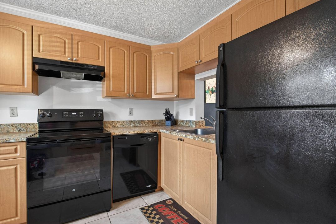 For Sale: $280,000 (2 beds, 1 baths, 1060 Square Feet)