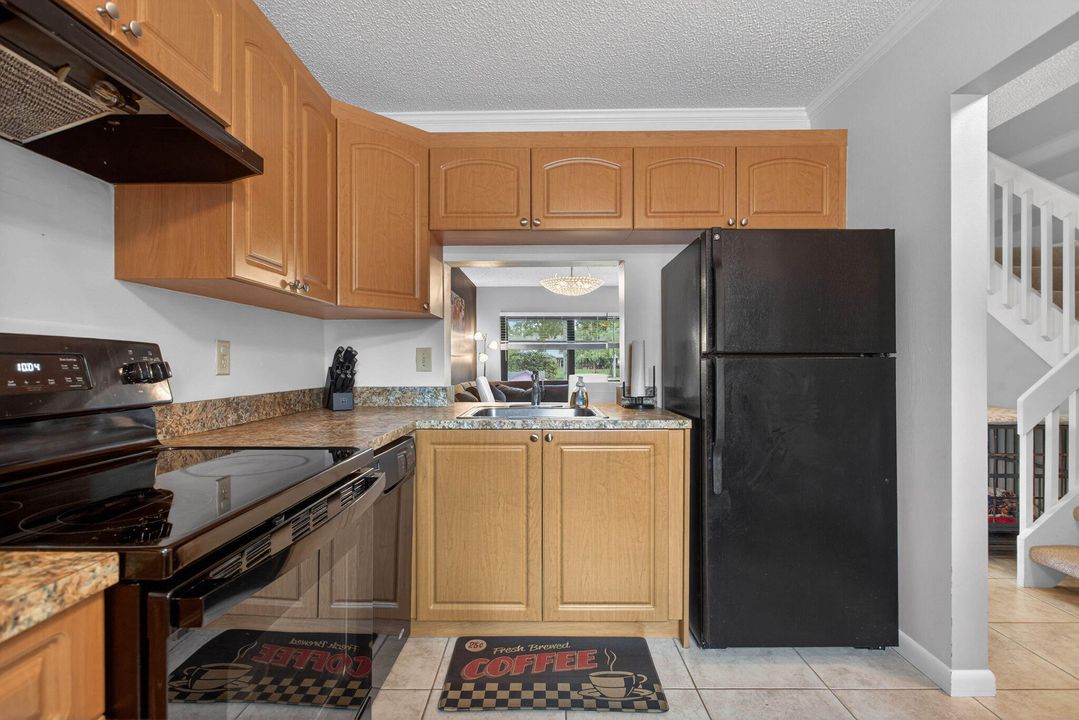 For Sale: $280,000 (2 beds, 1 baths, 1060 Square Feet)