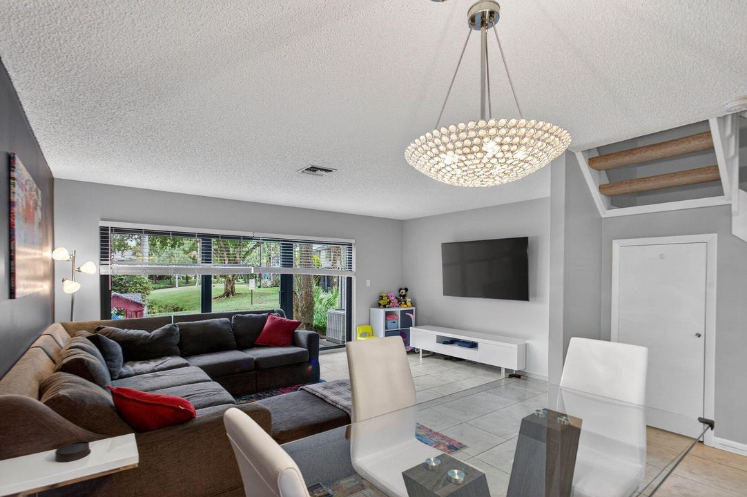 For Sale: $280,000 (2 beds, 1 baths, 1060 Square Feet)