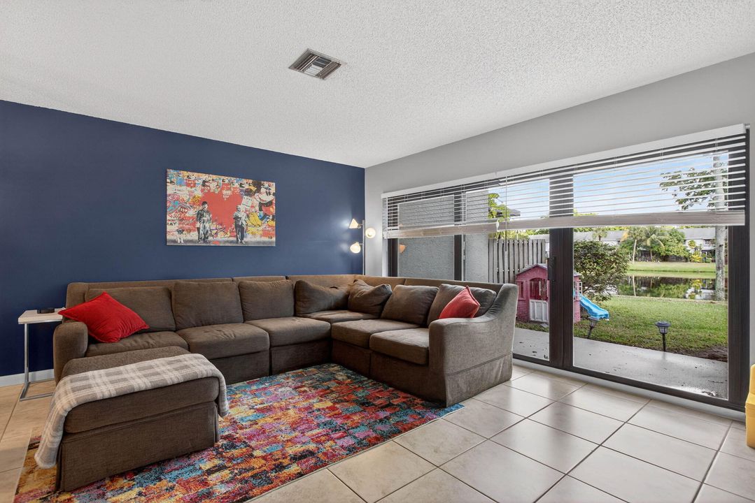 For Sale: $280,000 (2 beds, 1 baths, 1060 Square Feet)