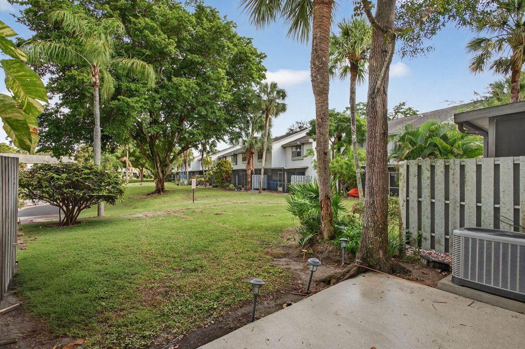 For Sale: $280,000 (2 beds, 1 baths, 1060 Square Feet)