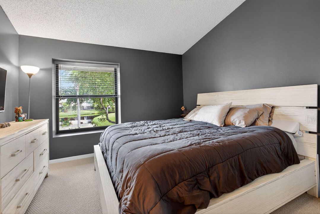 For Sale: $280,000 (2 beds, 1 baths, 1060 Square Feet)