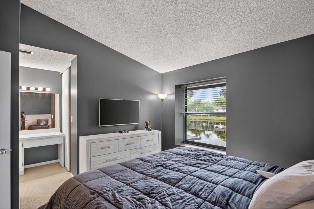 For Sale: $280,000 (2 beds, 1 baths, 1060 Square Feet)