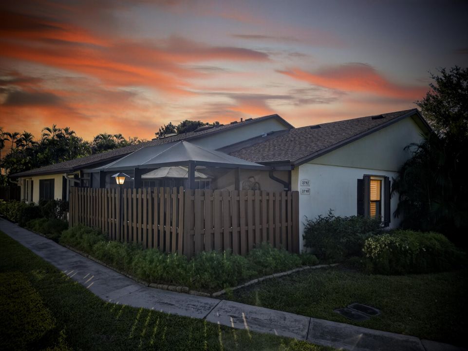 For Sale: $295,000 (2 beds, 2 baths, 1182 Square Feet)