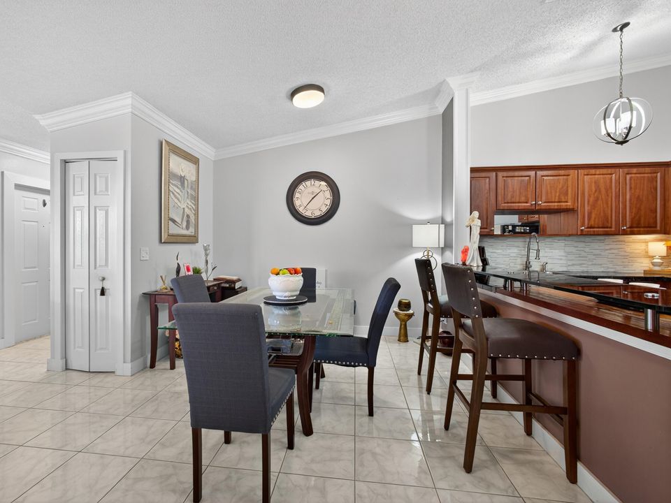 For Sale: $295,000 (2 beds, 2 baths, 1182 Square Feet)