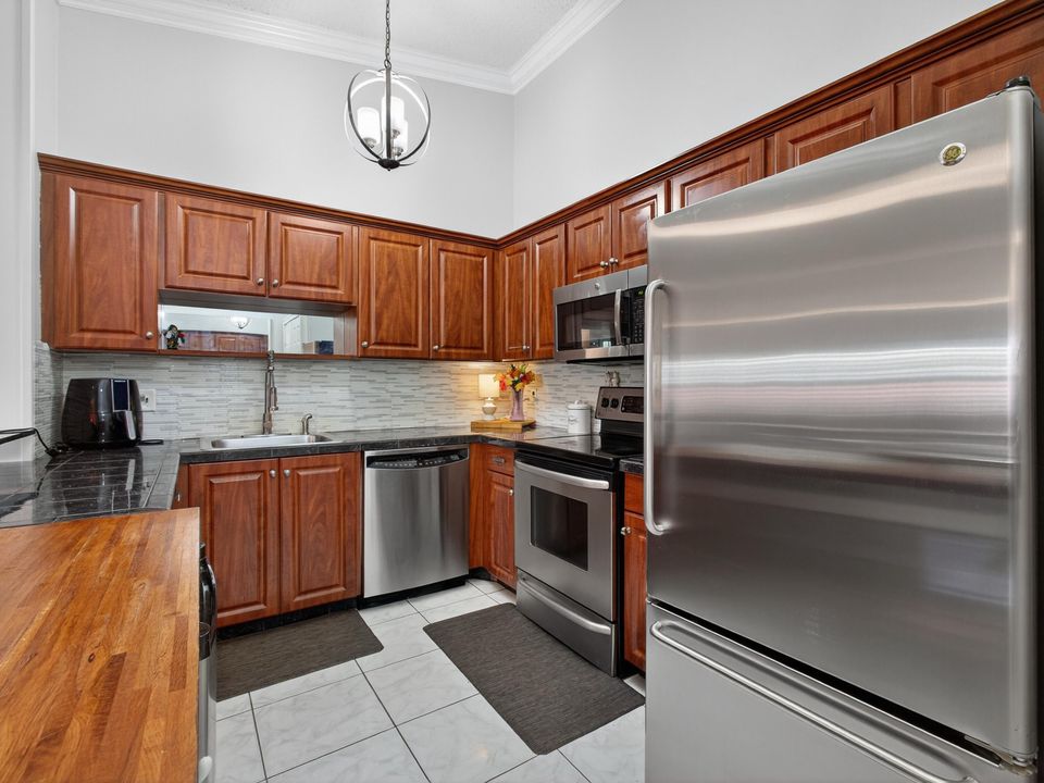 For Sale: $295,000 (2 beds, 2 baths, 1182 Square Feet)