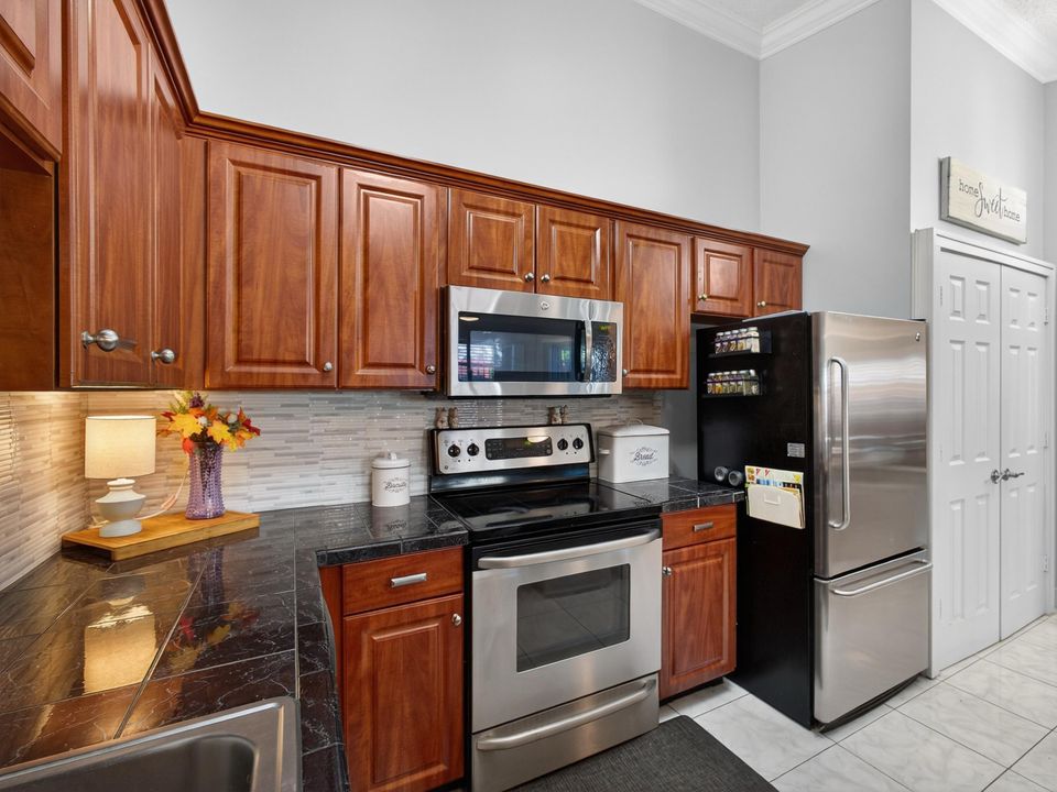 For Sale: $295,000 (2 beds, 2 baths, 1182 Square Feet)