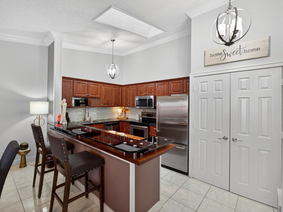 For Sale: $295,000 (2 beds, 2 baths, 1182 Square Feet)