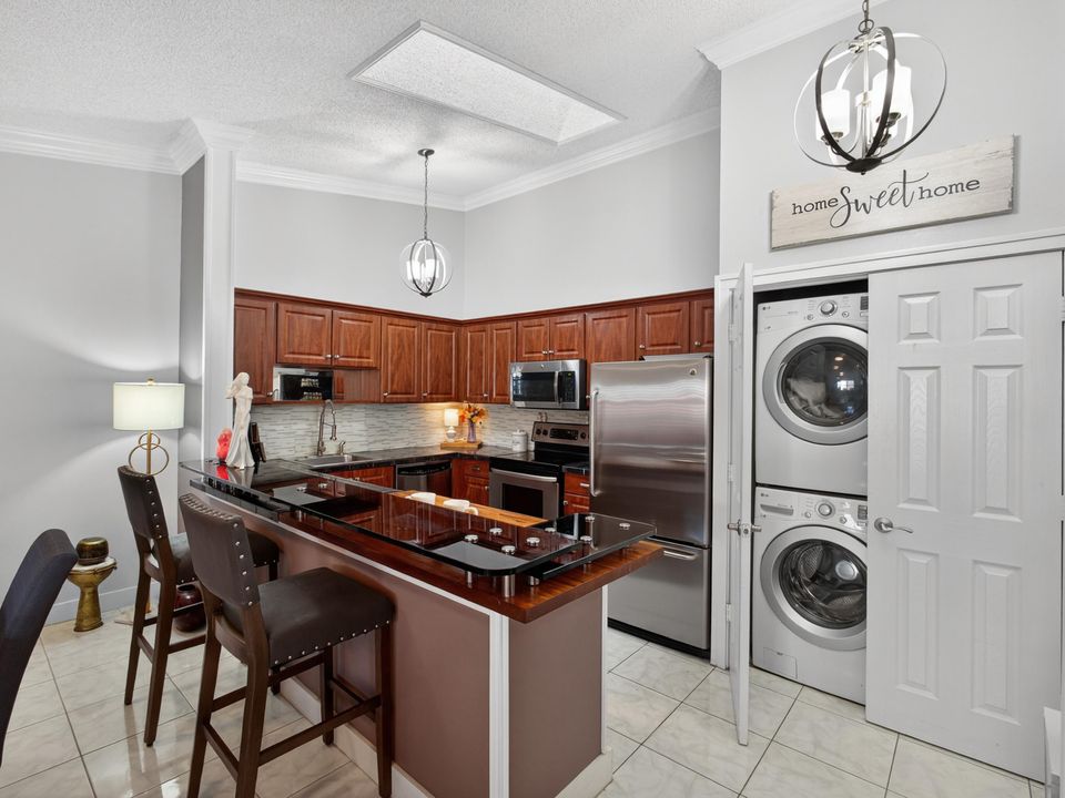 For Sale: $295,000 (2 beds, 2 baths, 1182 Square Feet)