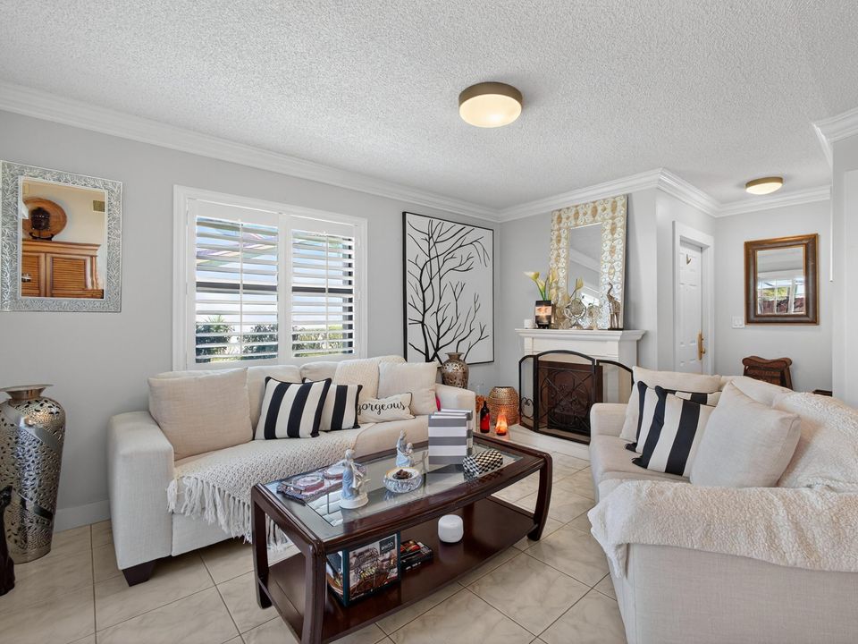 For Sale: $295,000 (2 beds, 2 baths, 1182 Square Feet)