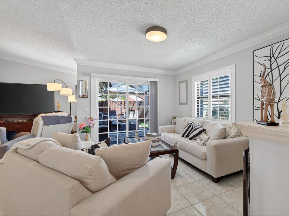 For Sale: $295,000 (2 beds, 2 baths, 1182 Square Feet)