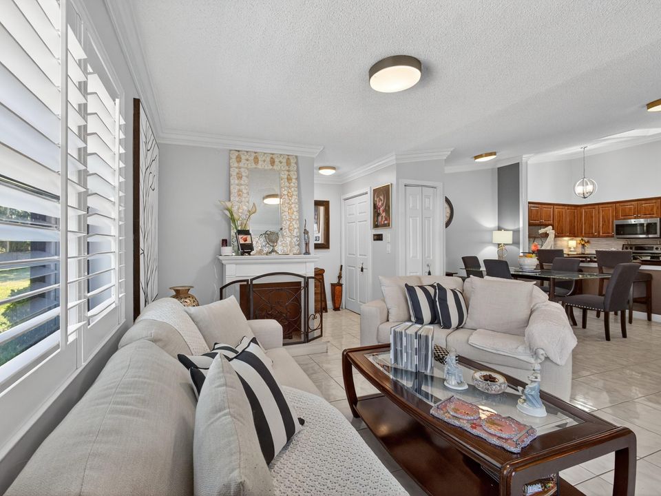 For Sale: $295,000 (2 beds, 2 baths, 1182 Square Feet)