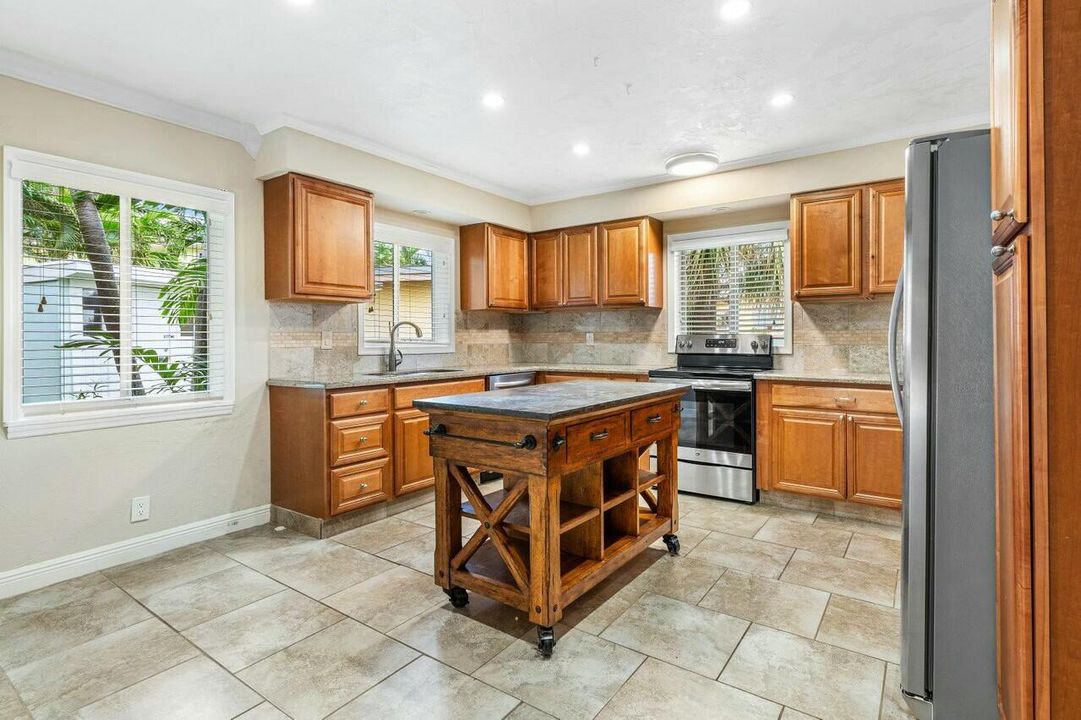 For Rent: $8,500 (3 beds, 3 baths, 1903 Square Feet)