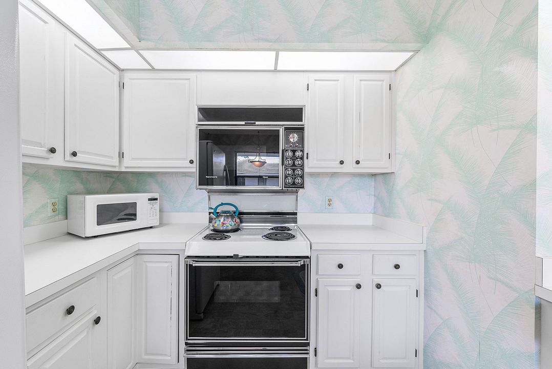 For Sale: $325,000 (2 beds, 2 baths, 1737 Square Feet)