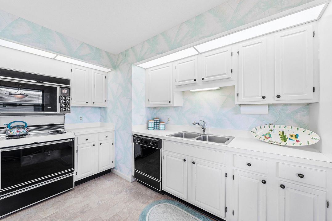 For Sale: $325,000 (2 beds, 2 baths, 1737 Square Feet)