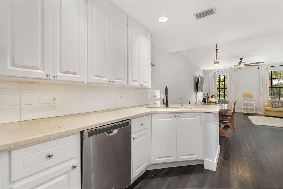 На продажу: $570,000 (3 спален, 2 ванн, 1611 Квадратных фут)