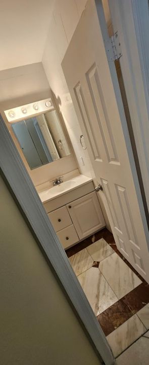 For Rent: $1,750 (2 beds, 1 baths, 1032 Square Feet)