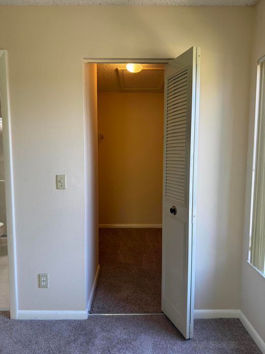 For Sale: $219,900 (2 beds, 2 baths, 1068 Square Feet)