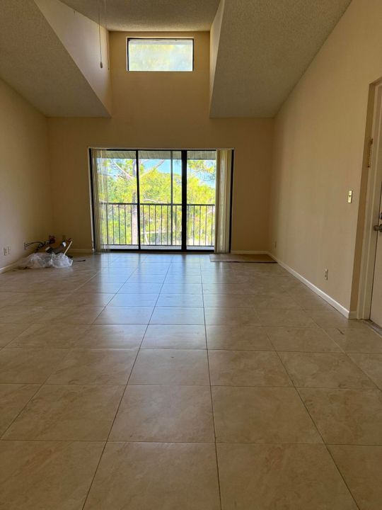 For Sale: $219,900 (2 beds, 2 baths, 1068 Square Feet)