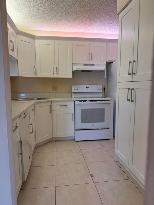 For Sale: $219,900 (2 beds, 2 baths, 1068 Square Feet)