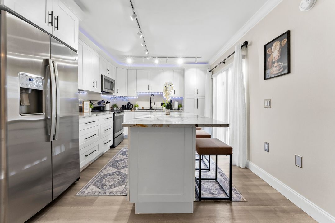 На продажу: $399,900 (2 спален, 2 ванн, 1166 Квадратных фут)