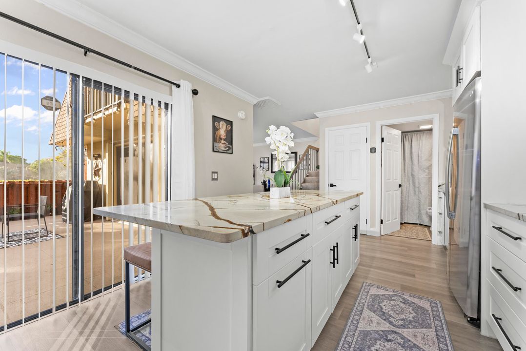 На продажу: $399,900 (2 спален, 2 ванн, 1166 Квадратных фут)