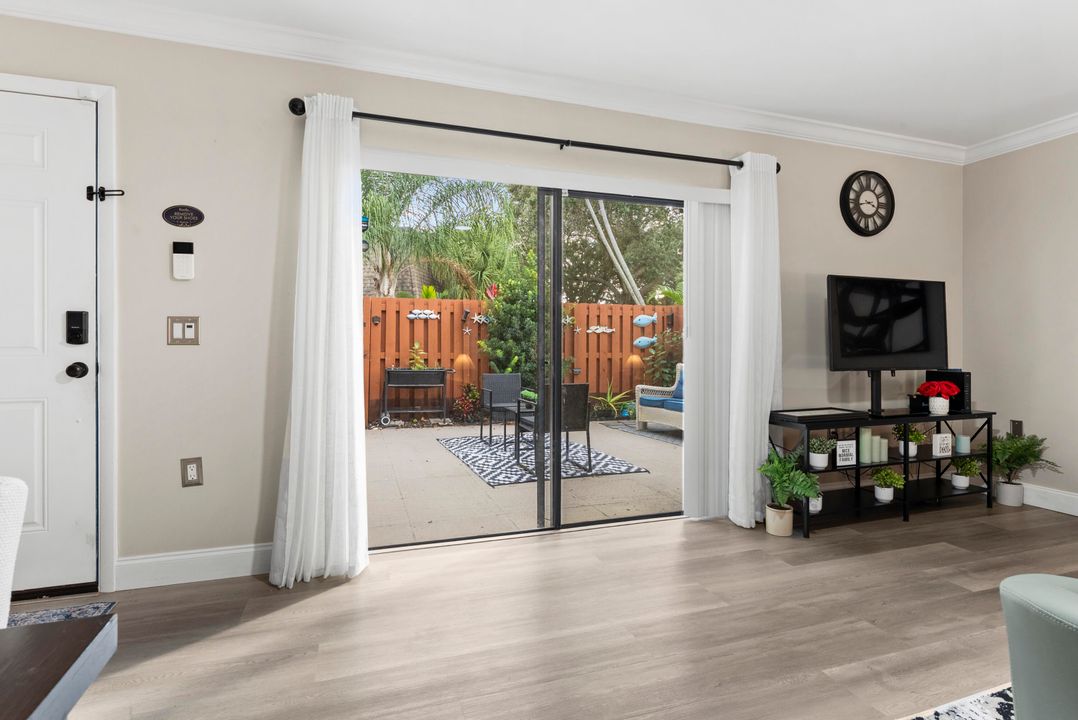 На продажу: $399,900 (2 спален, 2 ванн, 1166 Квадратных фут)