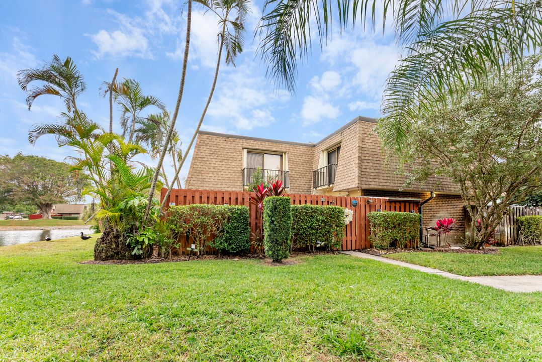 На продажу: $399,900 (2 спален, 2 ванн, 1166 Квадратных фут)