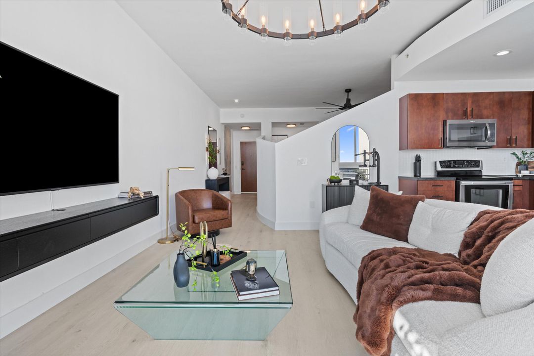 出租: $5,000 (1 贝兹, 1 浴室, 774 平方英尺)