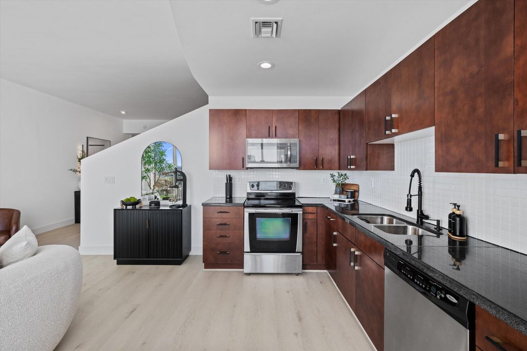 出租: $5,000 (1 贝兹, 1 浴室, 774 平方英尺)