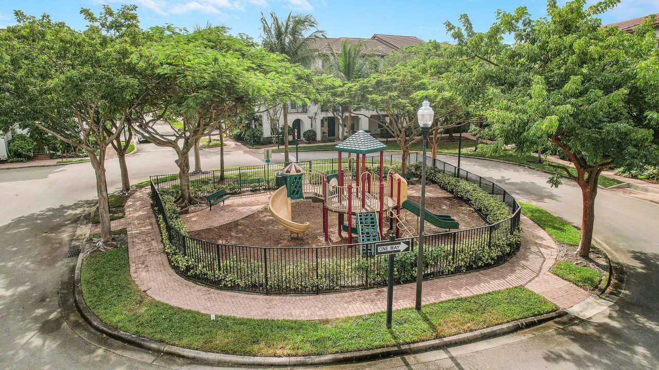 На продажу: $560,000 (3 спален, 3 ванн, 1919 Квадратных фут)