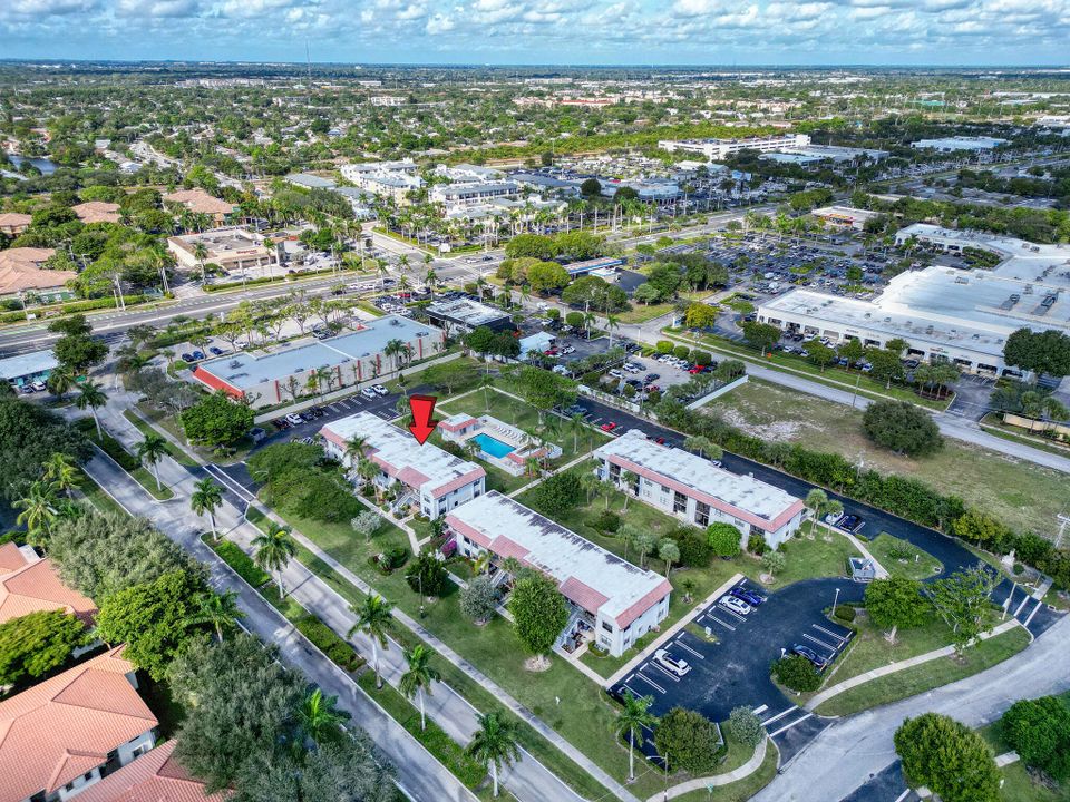 For Sale: $300,000 (2 beds, 2 baths, 899 Square Feet)