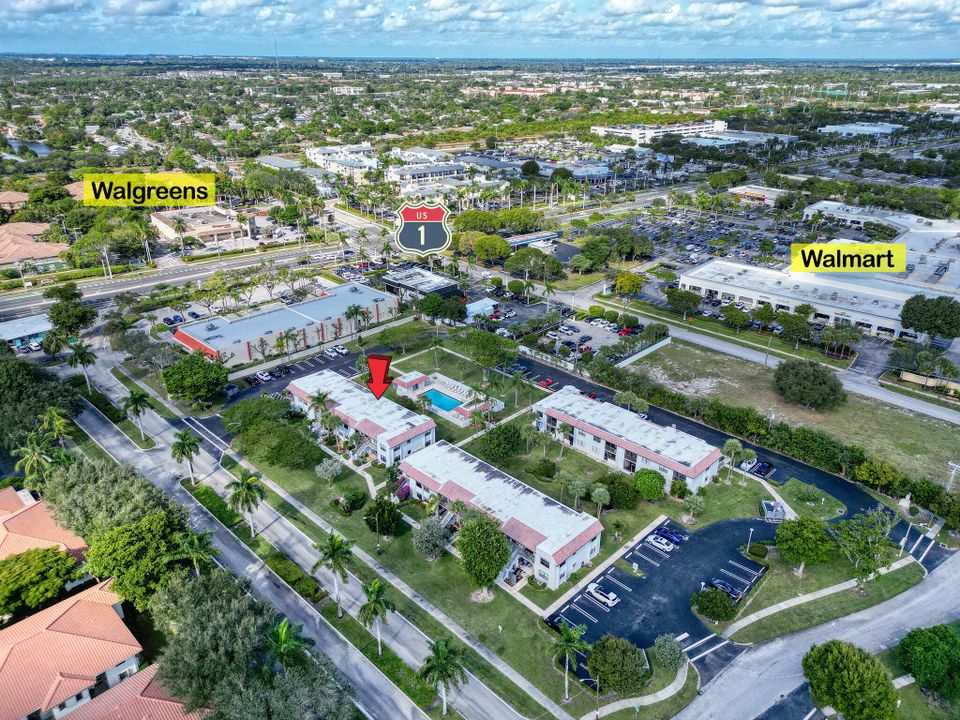 For Sale: $300,000 (2 beds, 2 baths, 899 Square Feet)