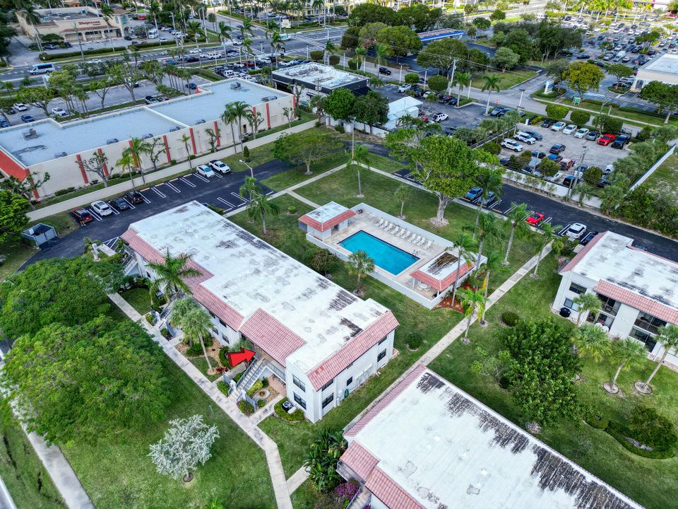 For Sale: $300,000 (2 beds, 2 baths, 899 Square Feet)