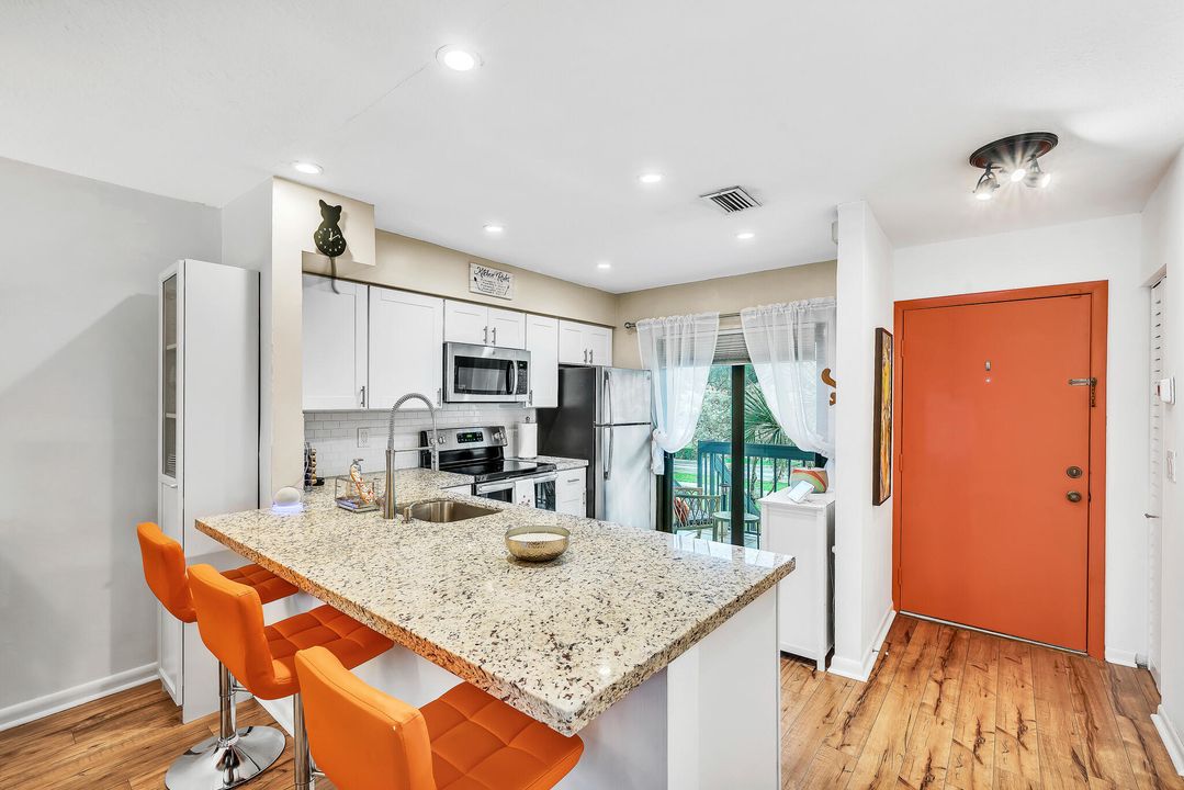 For Sale: $300,000 (2 beds, 2 baths, 899 Square Feet)